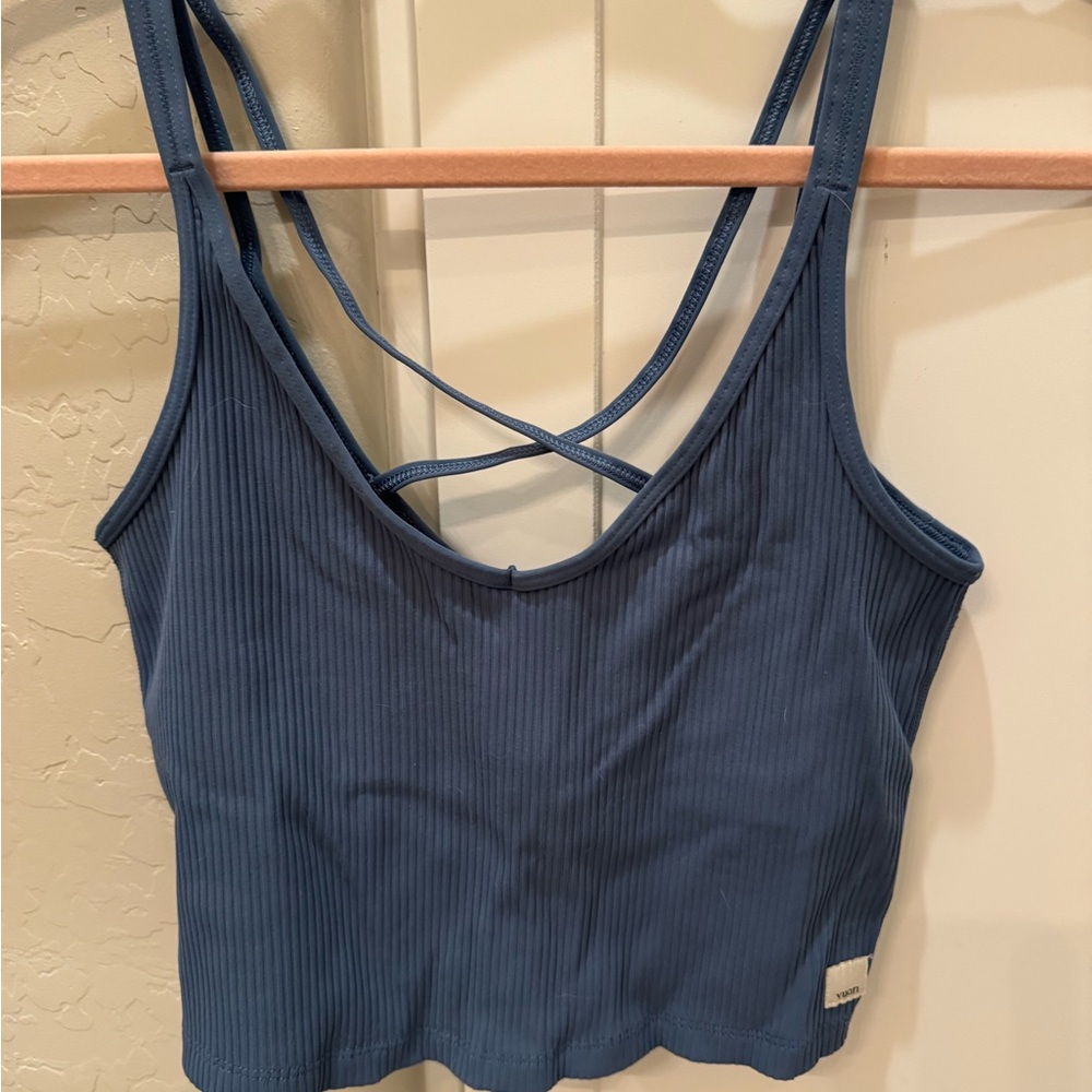 Vuori Women’s Ribbed V-Neck Crop Tank size Small EUC